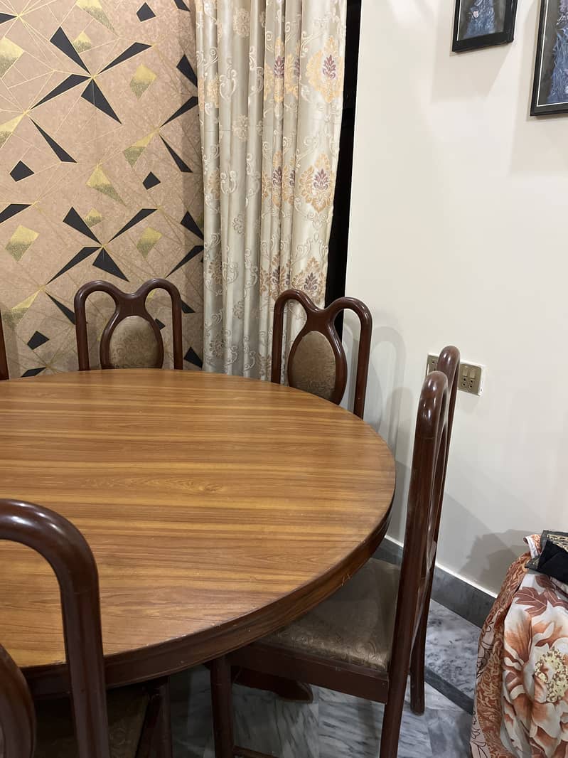Circle dining table 1