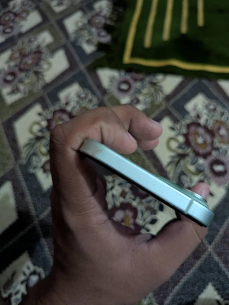 Apple iPhone 15 4