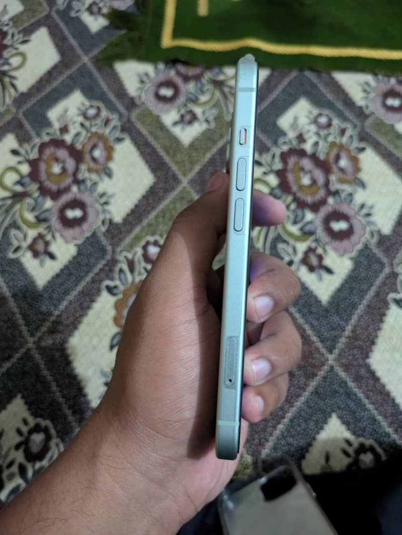 Apple iPhone 15 5