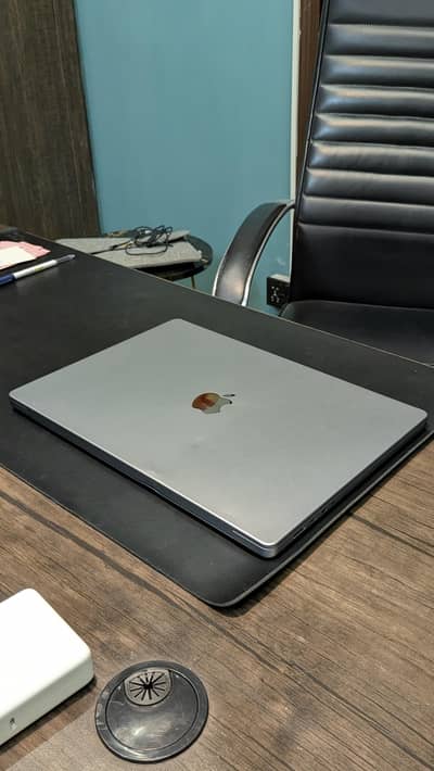 Macbook pro M1 Max chip 32gb 512gb 16 inch