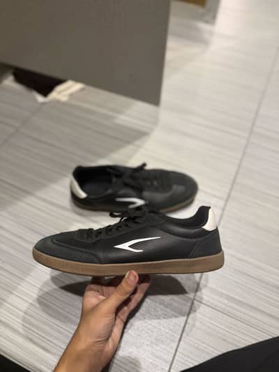 DASH SNEAKERS