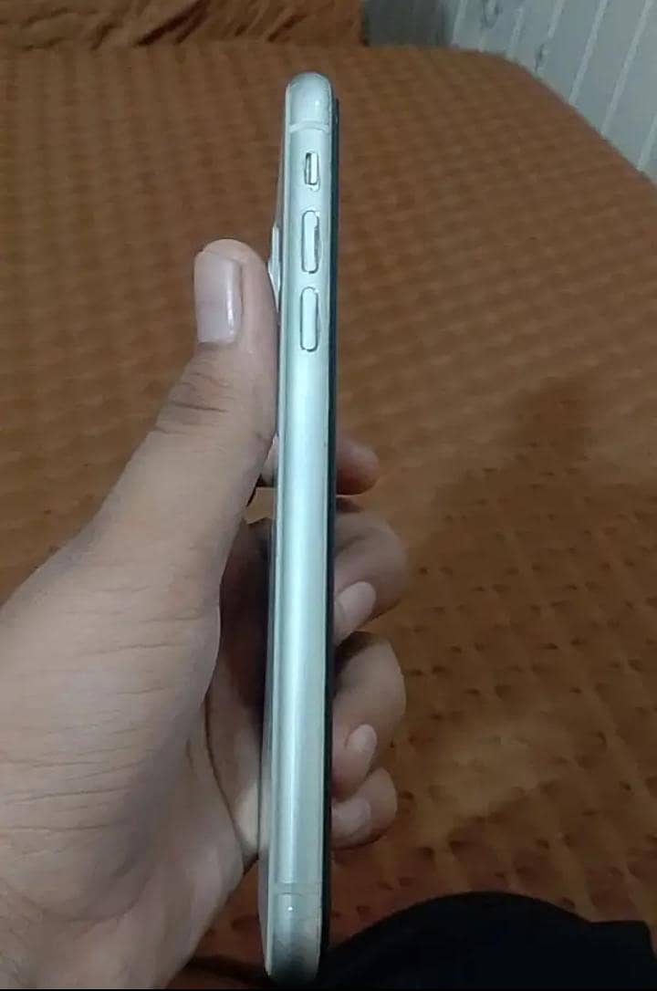 Apple iPhone 11 3