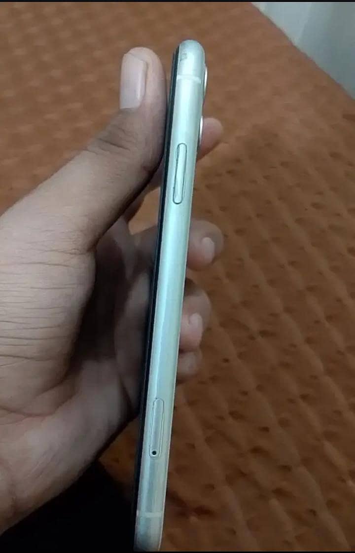 Apple iPhone 11 4