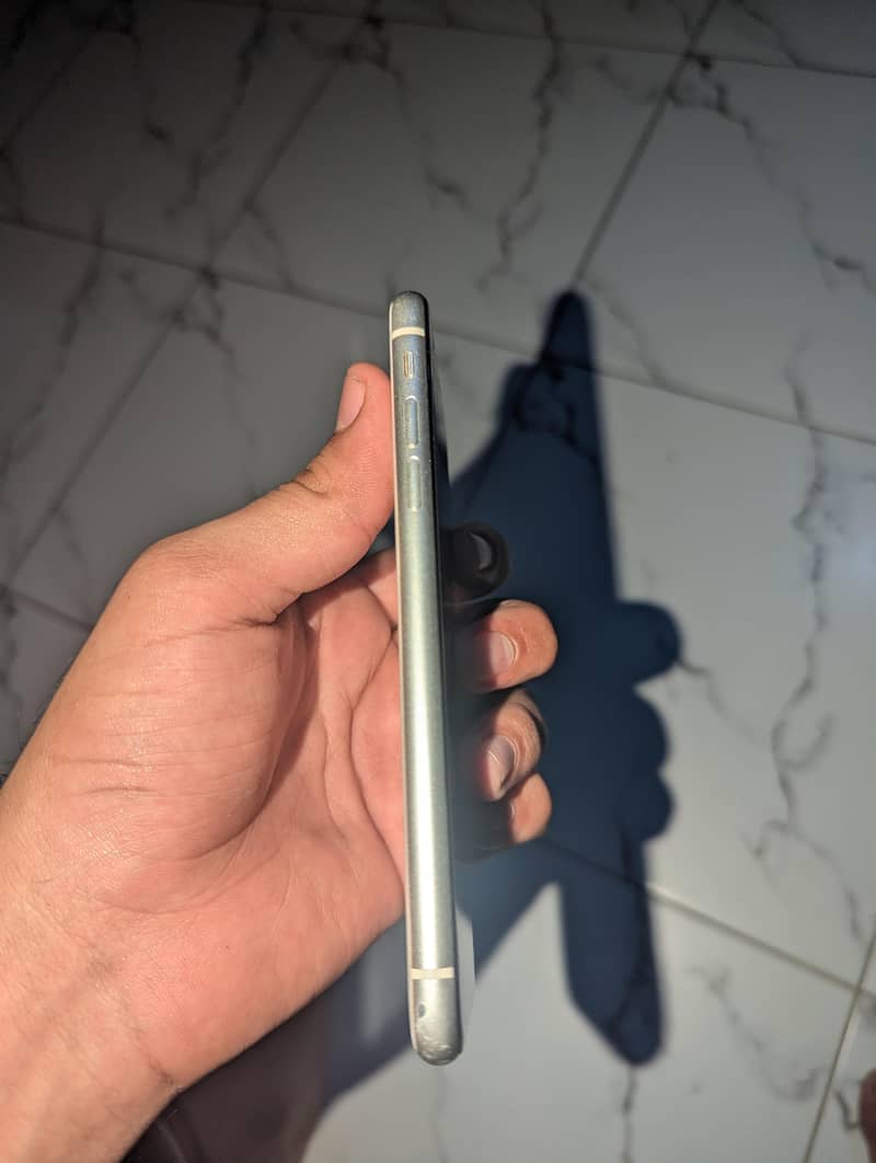 Apple iPhone 11 3