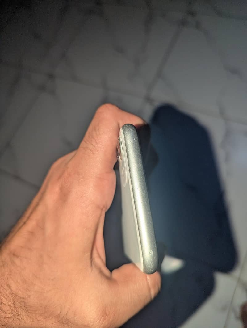 Apple iPhone 11 4