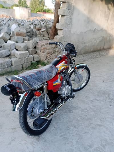 honda 125 2025 model Islamabad num only 2000 run showroom condition.