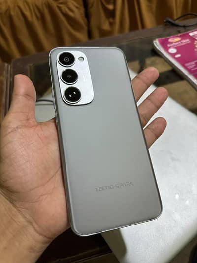 Tecno Spark 40 pro plus