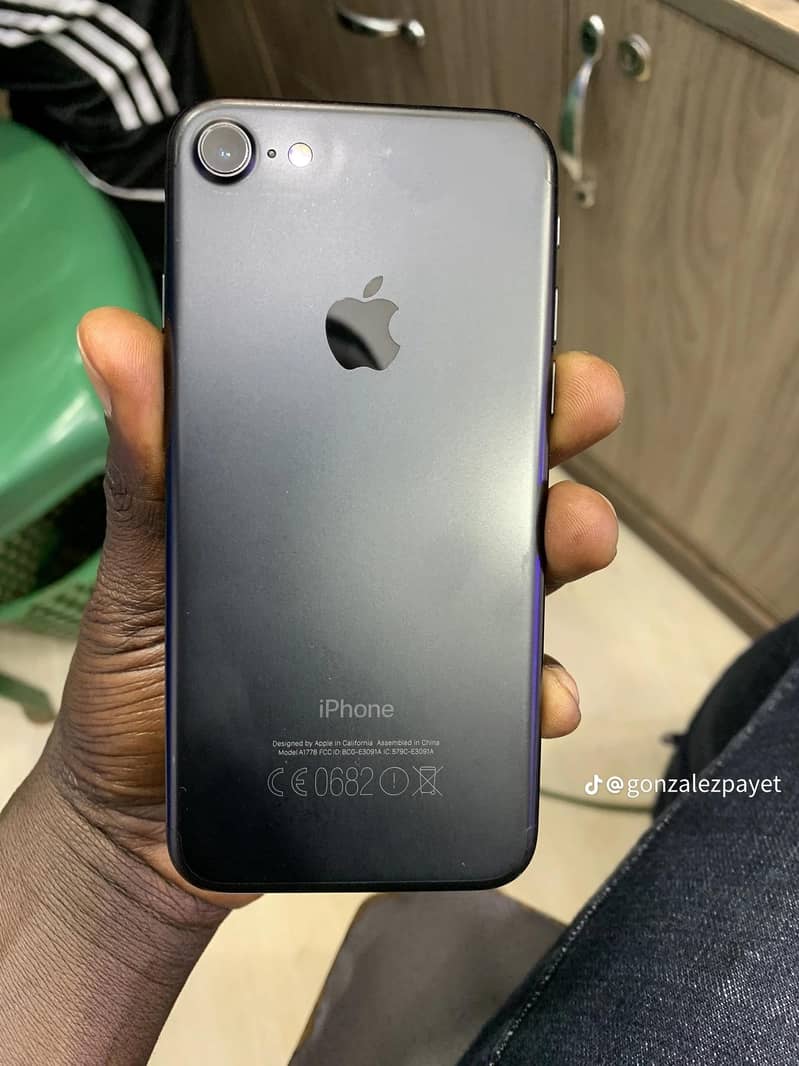 Apple iPhone 7 0
