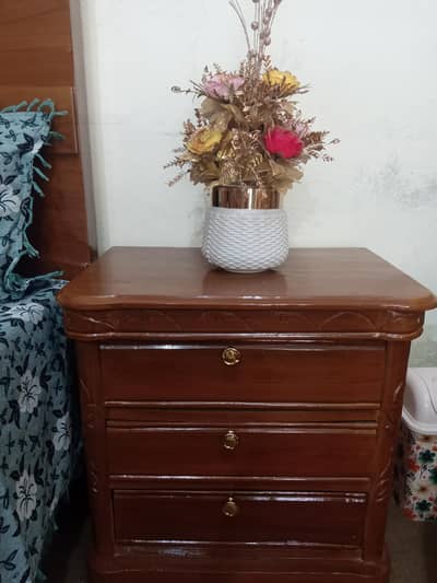 bed sat or 2 side table 4 month used