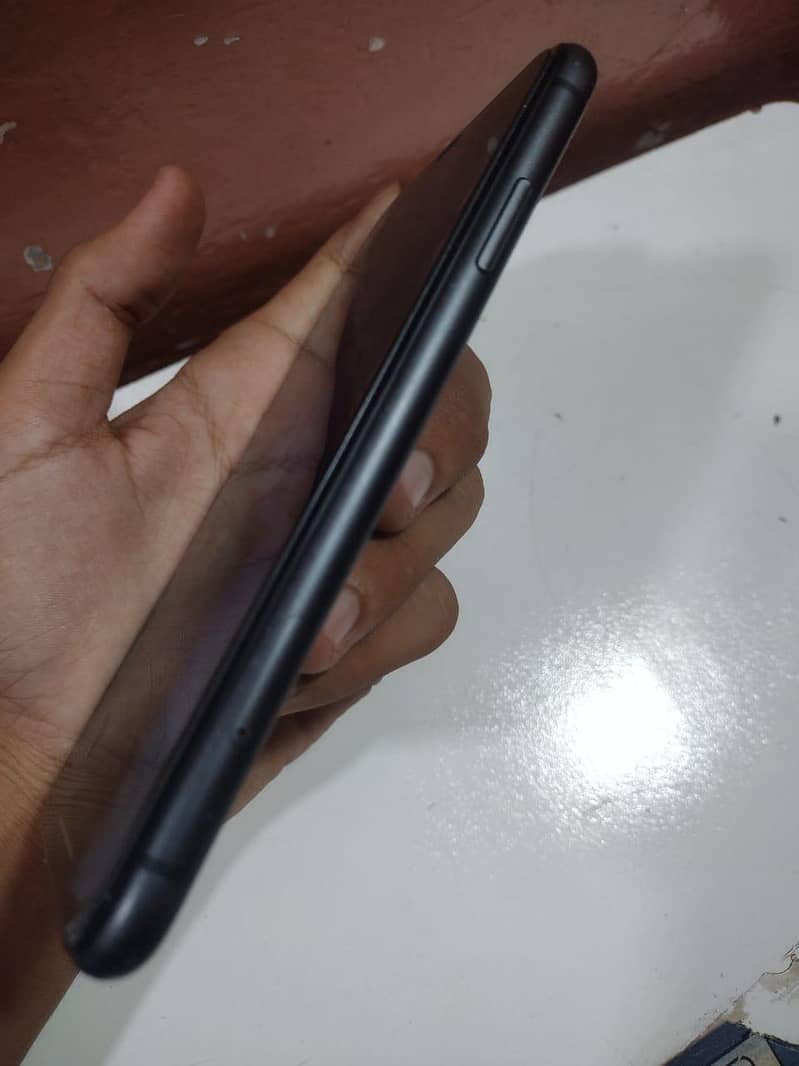 Apple iPhone 11 4