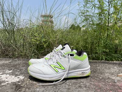 New Balance Cricket Spikes Shoes Size 9.5 US Uk. 8.5