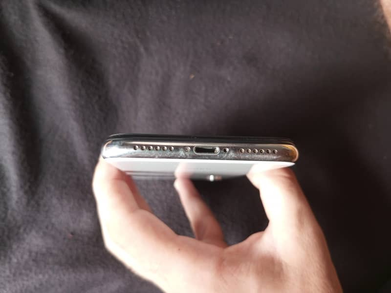 Apple iPhone X 4