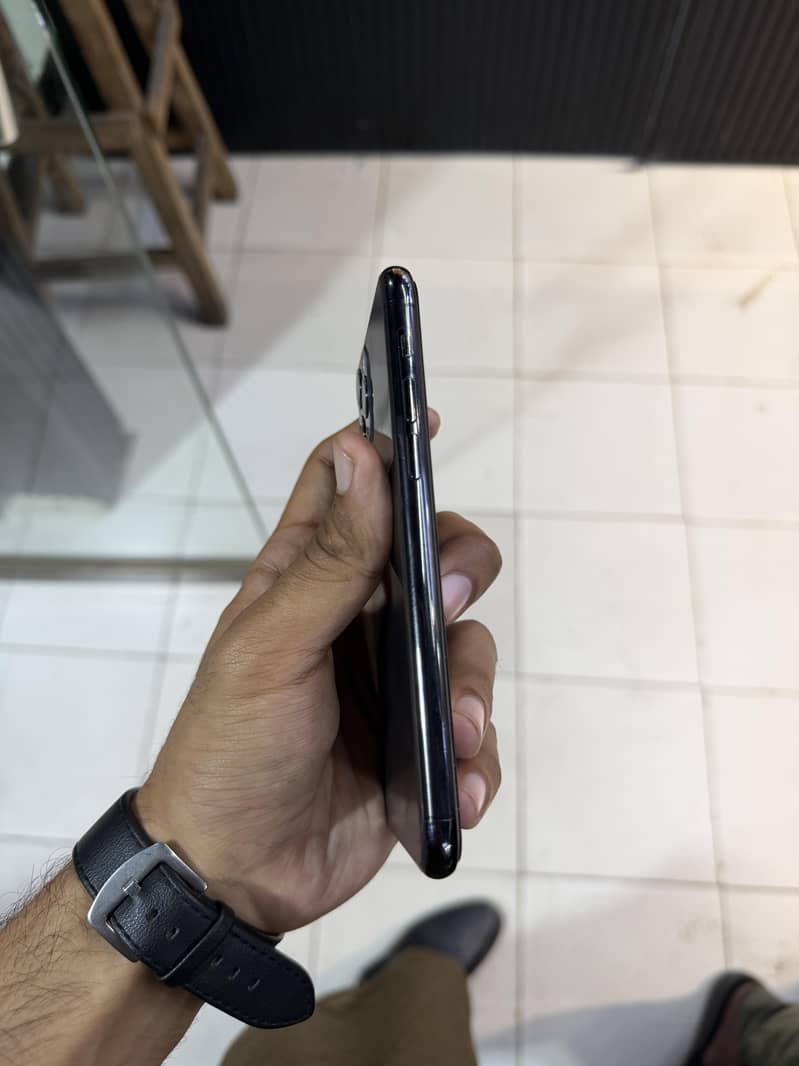 Apple iPhone 11 Pro 4