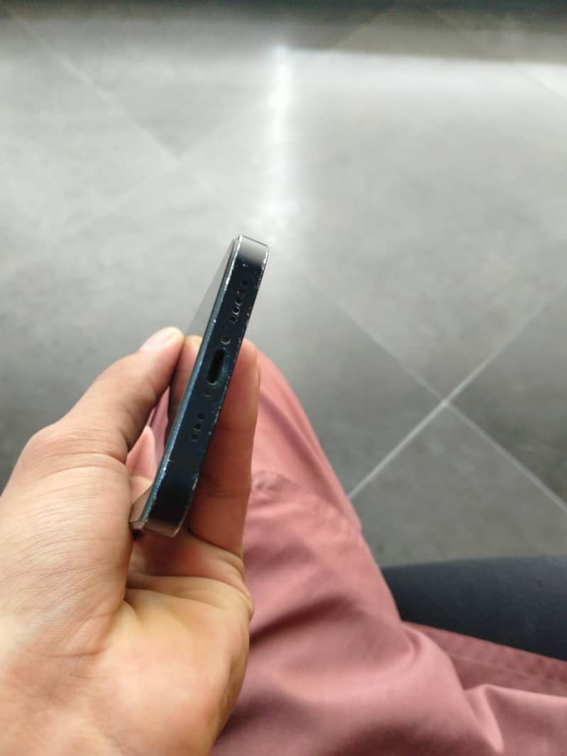 Apple iPhone 12 4