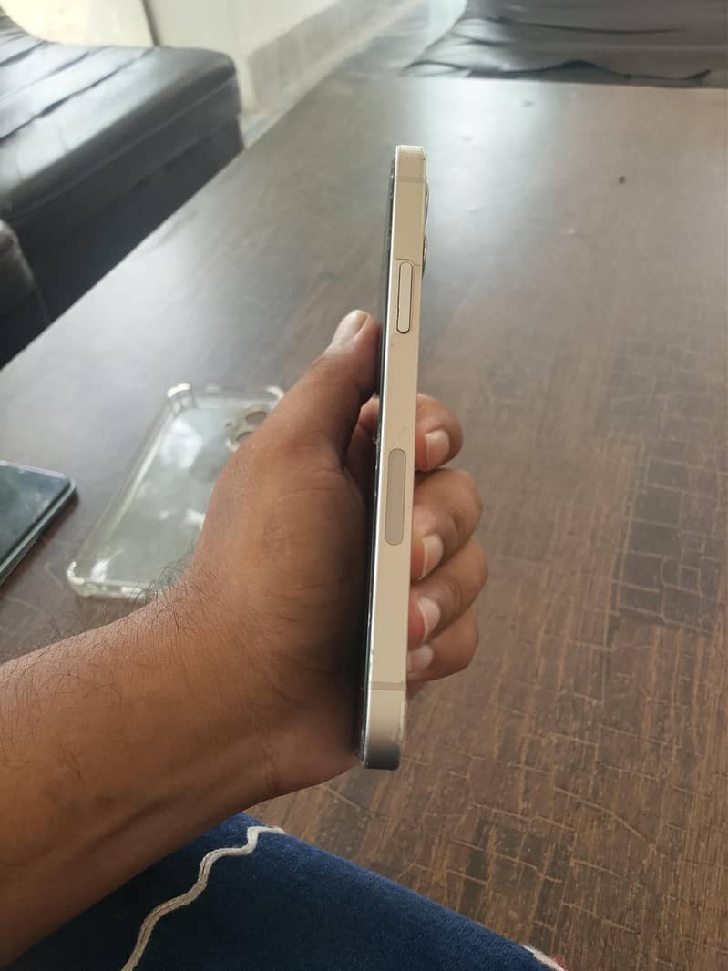 Apple iPhone 12 4