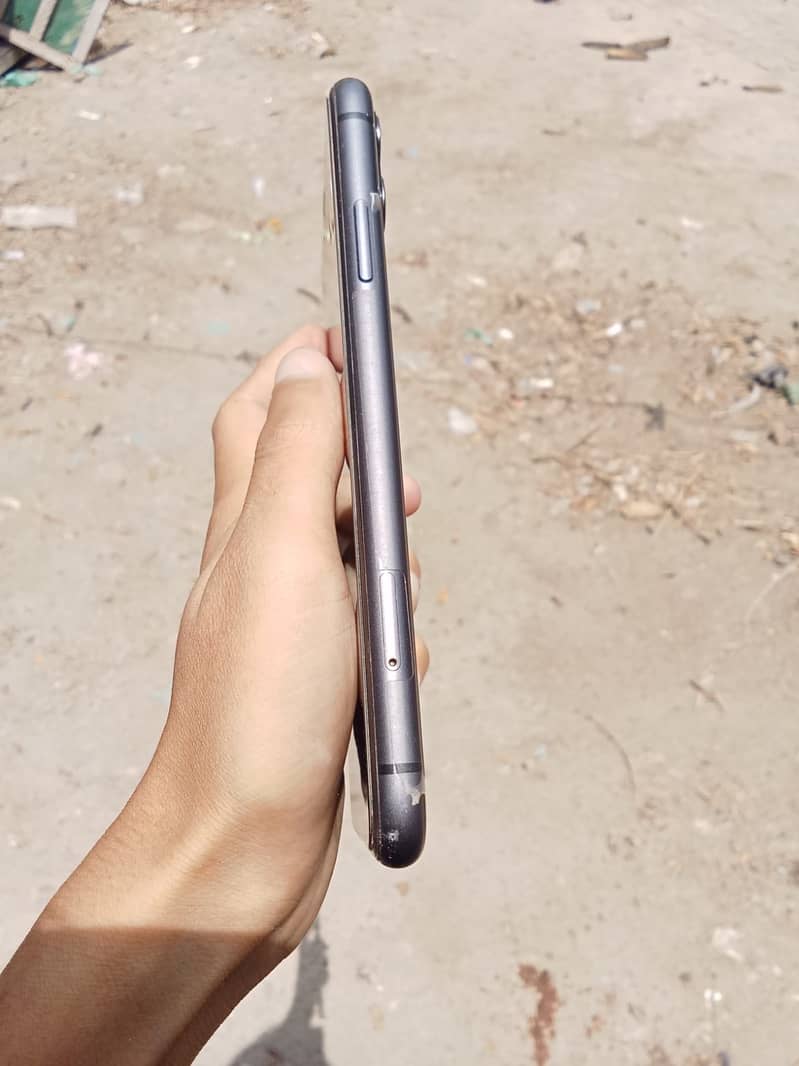 Apple iPhone 11 3
