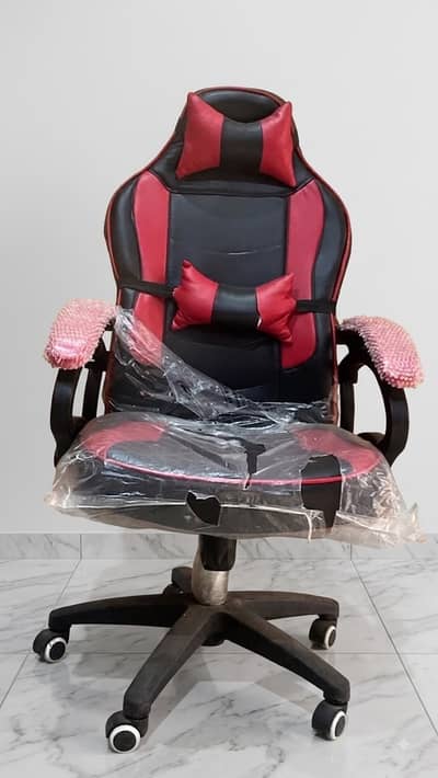 Gaming chair in new condition. . with black or red pillow