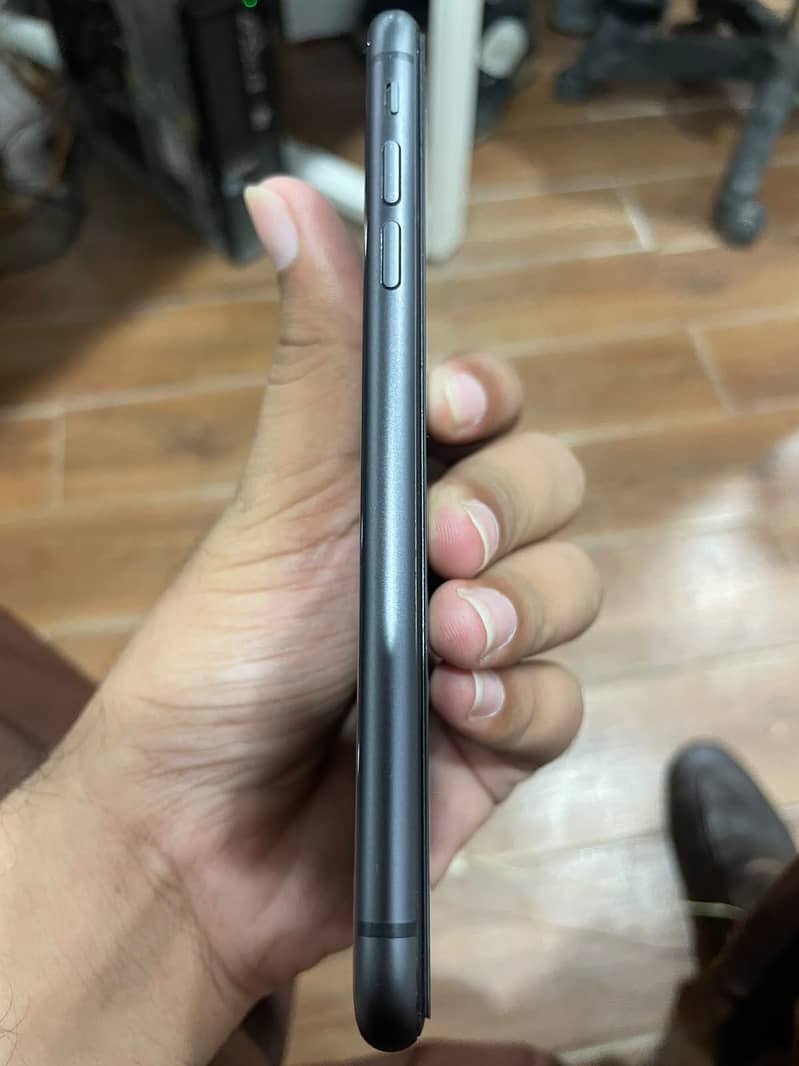 Apple iPhone 11 4