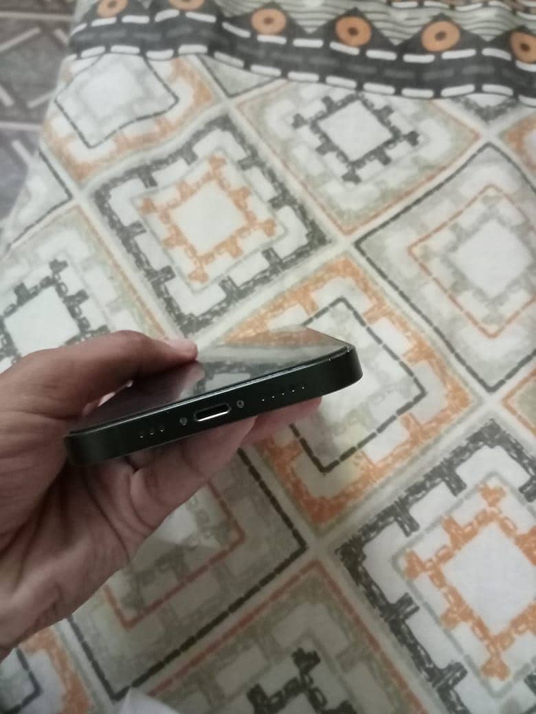 Apple iPhone 13 4