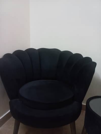 Selling my crown chairs set ( Coffee table set ) New condition