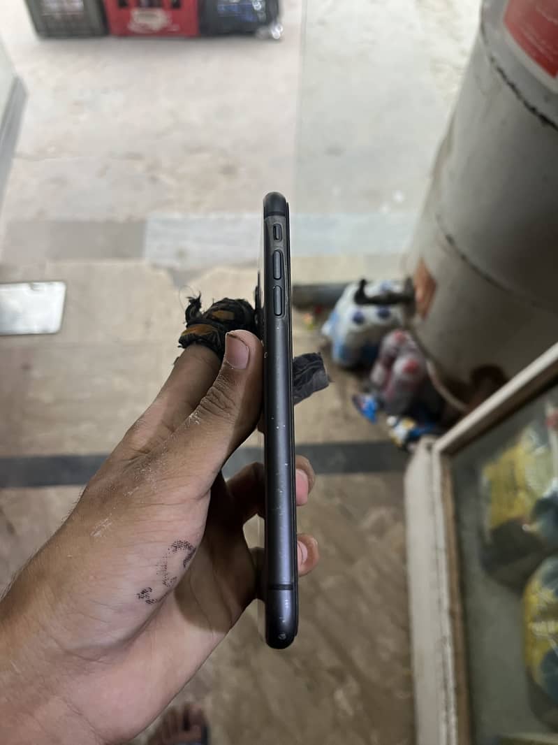 Apple iPhone 11 4