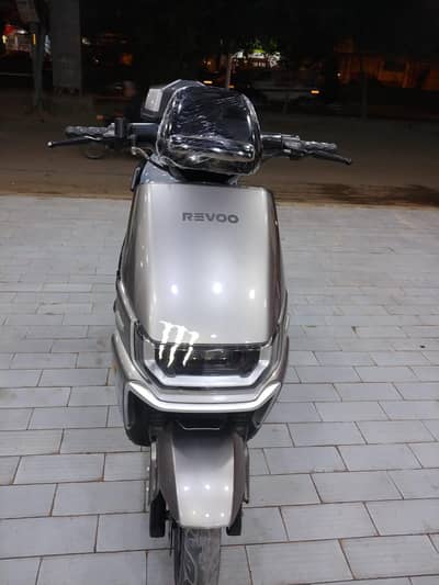 Revoo electric scooty