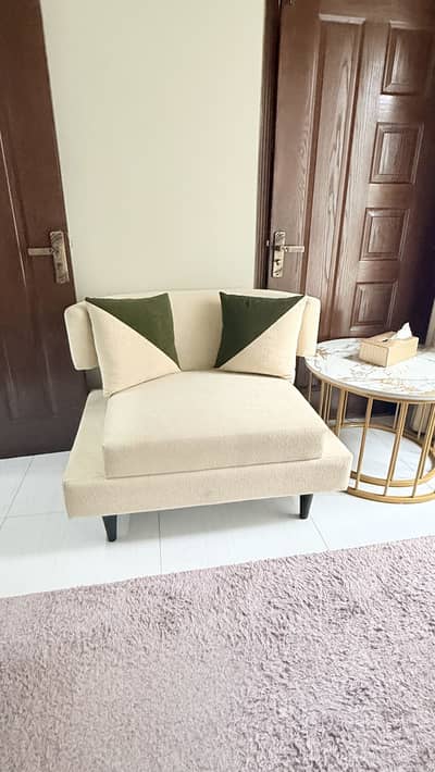 5 Seater Sofa Set Available for Sale with center table