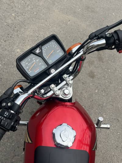 Honda 125 Special Edition self Start Red Silver