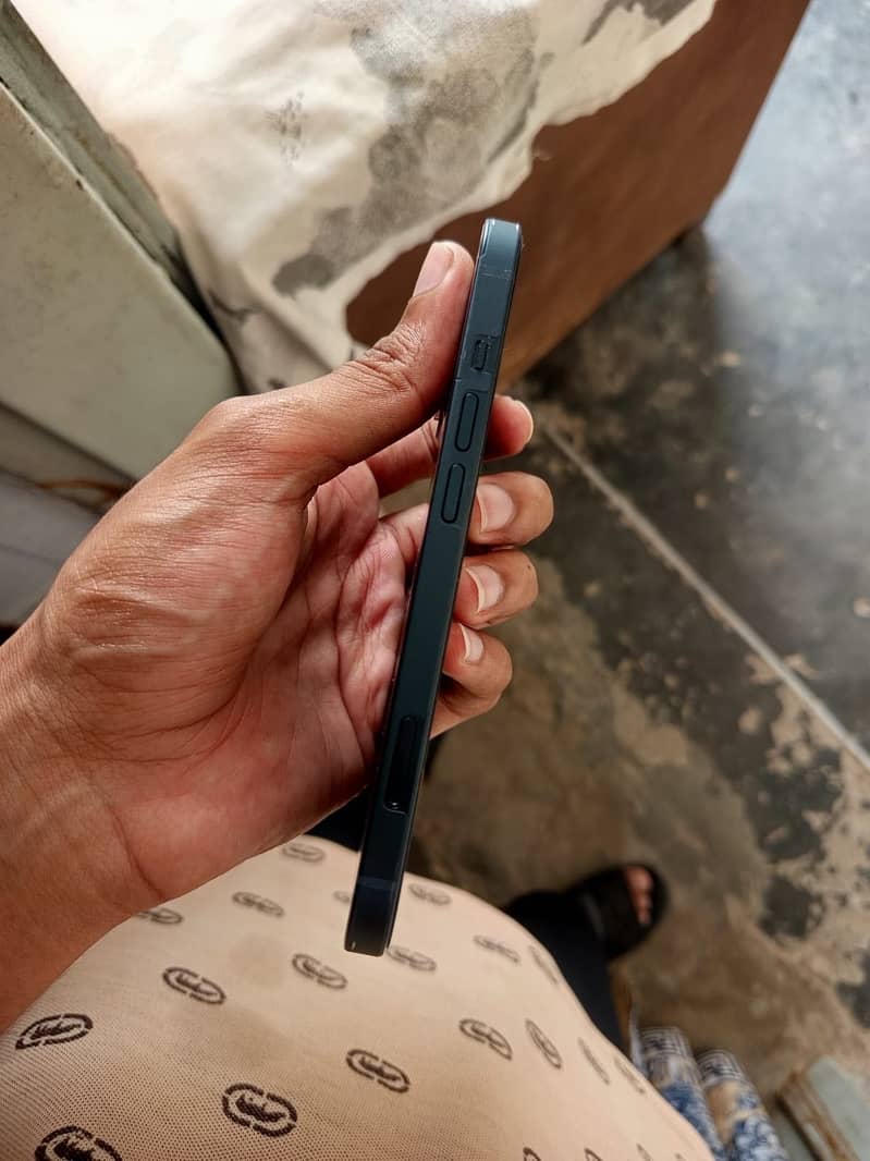 Apple iPhone 13 2