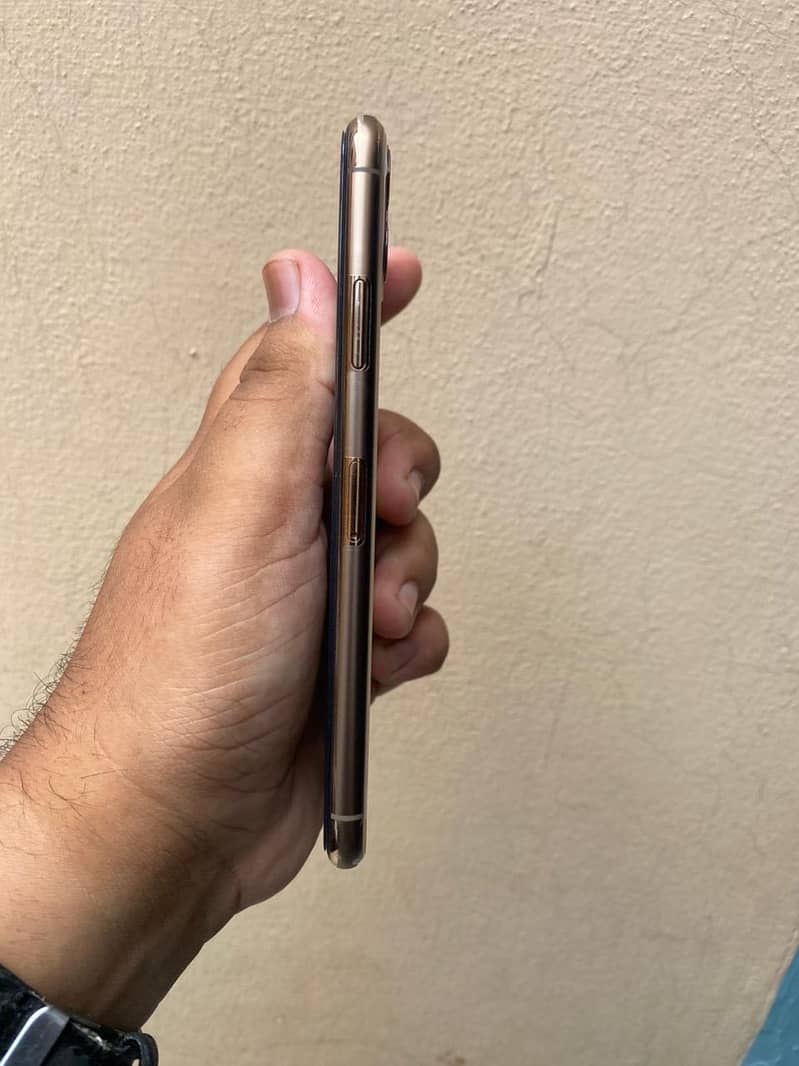 Apple iPhone 11 Pro Max 2