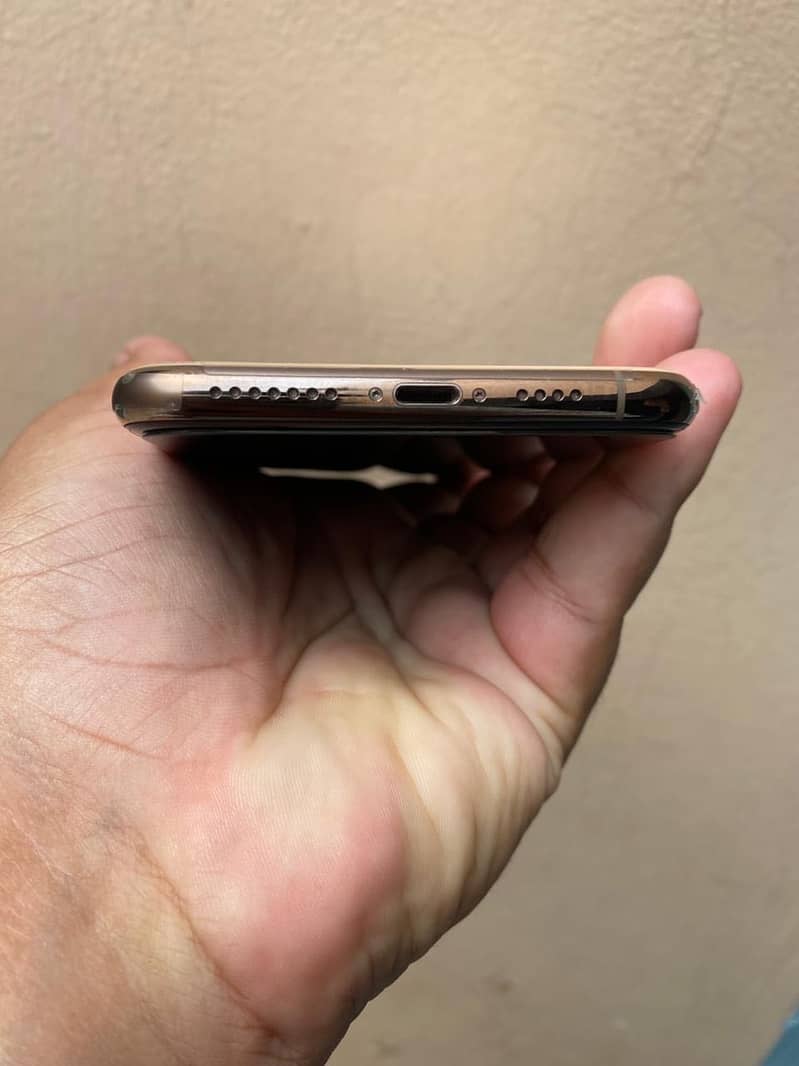 Apple iPhone 11 Pro Max 4