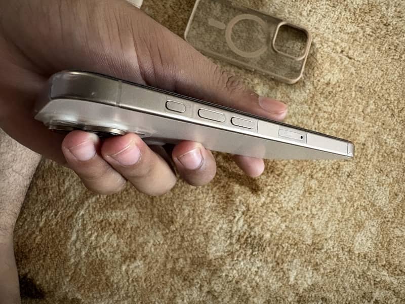 Apple iPhone 16 Pro 3