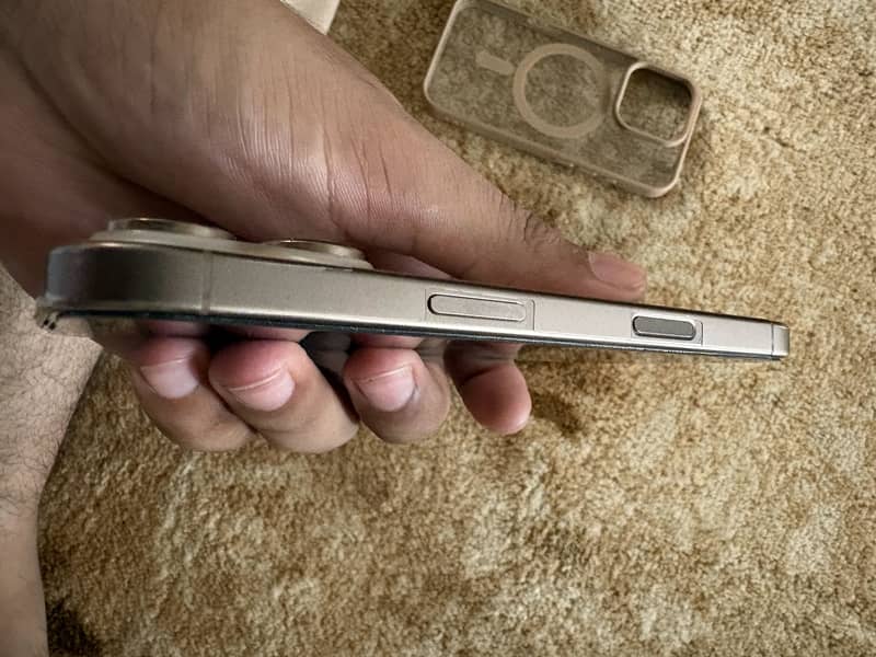 Apple iPhone 16 Pro 4