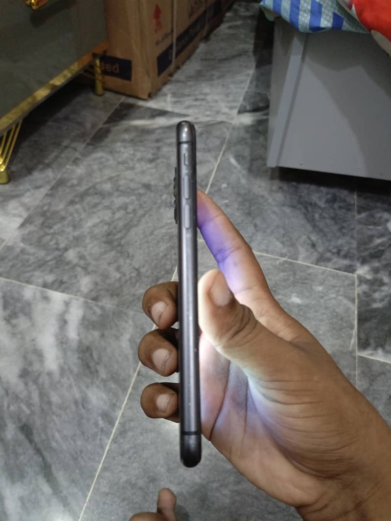 Apple iPhone 11 3