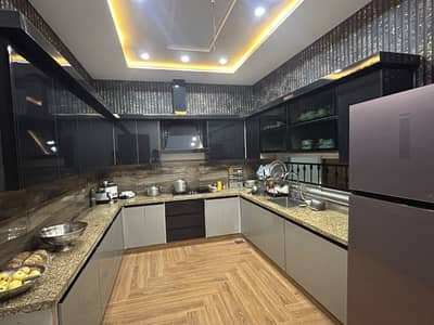 A Good Location House Of 10 Square Feet In Metro City