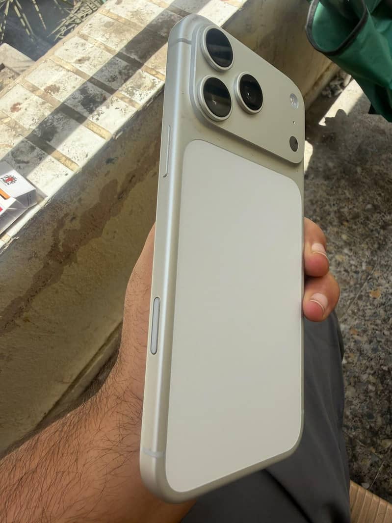 Apple iPhone 17 Pro Max 1