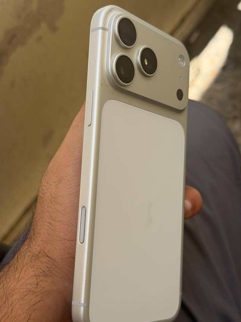 Apple iPhone 17 Pro Max 3