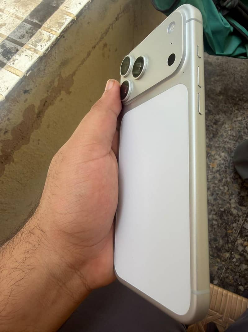 Apple iPhone 17 Pro Max 4