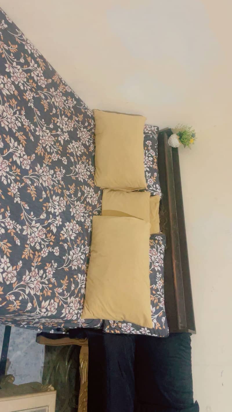 Queen size bed 2