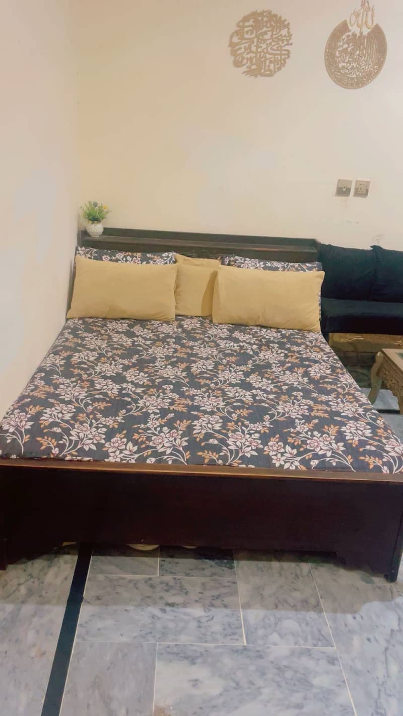 Queen size bed 4