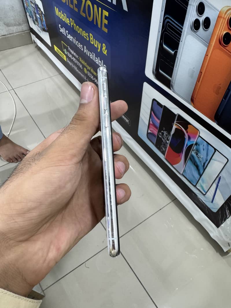 Apple iPhone X 3