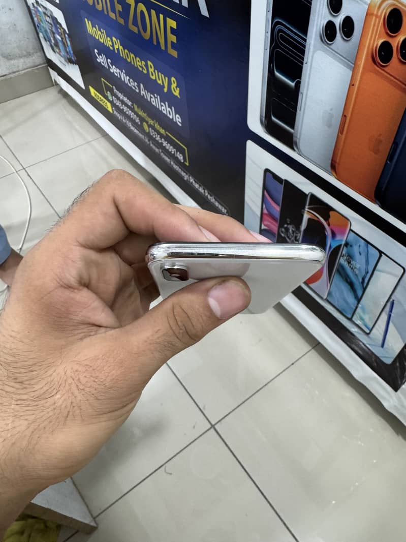 Apple iPhone X 4