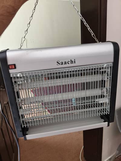 Saachi insect killers. A pair of 39W and 28W models. Slightly used.