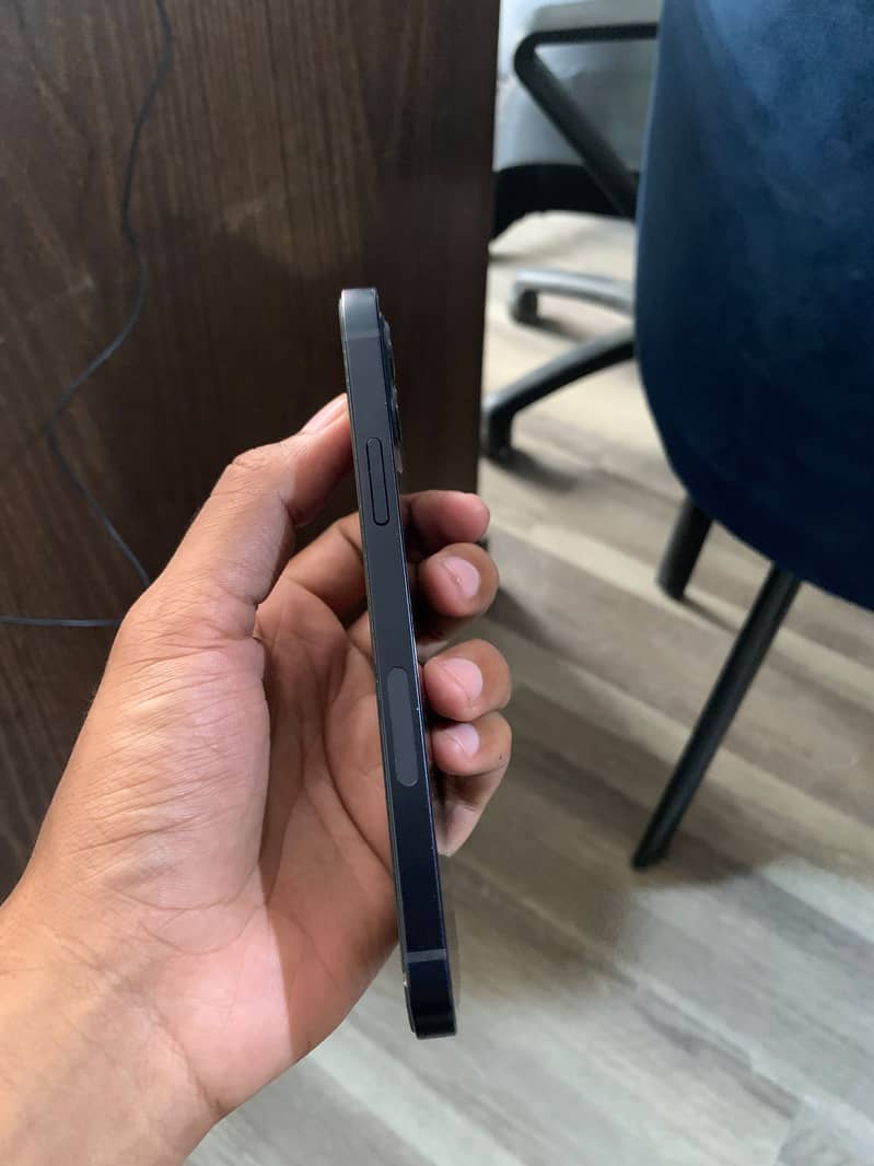 Apple iPhone 12 4