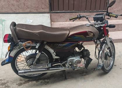 one hand use Honda CD 70 biometric mil jaygi