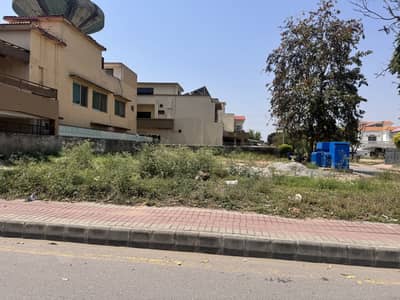 Very Prime Location Croner Plot For Sale