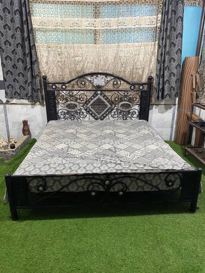 Bed set, bed & dressing table