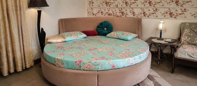 Round Master Bed with Masters