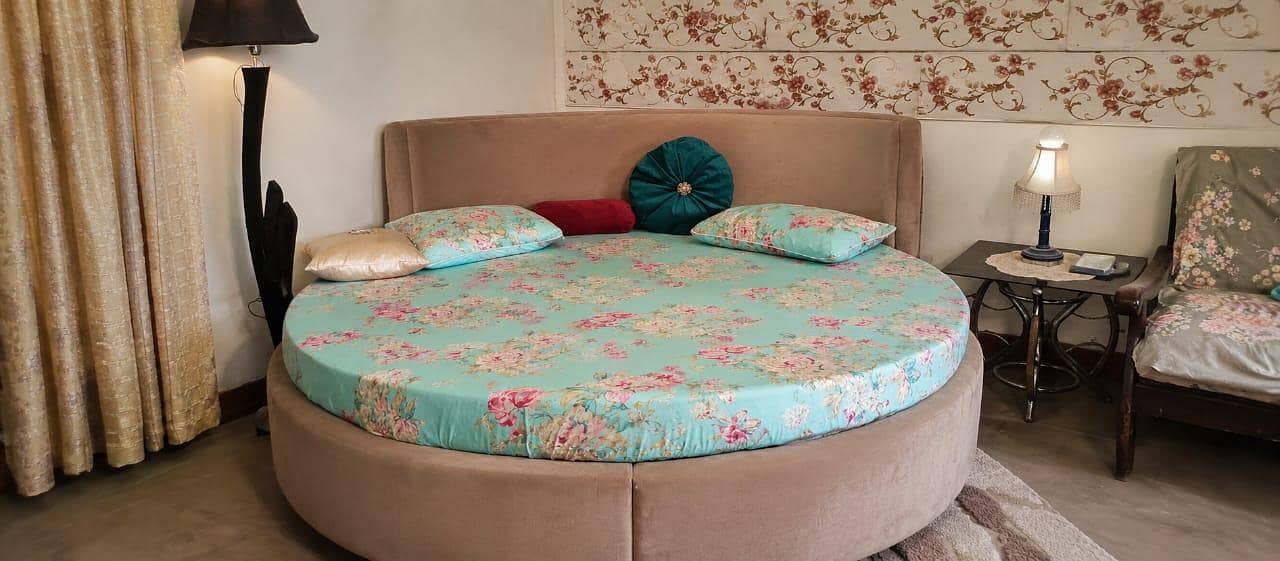 Round Master Bed with Masters 0