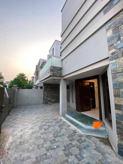 10 marla beautiful house far sell bahria Town Lahore Pakistan